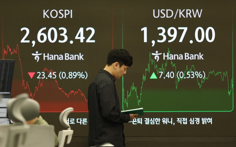 Seoul Markets React Sharply to U.S. Credit Downgrade, KOSPI Tumbles
